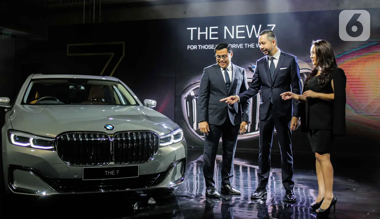 President Director BMW Group Indonesia Ramesh Divyanathan, Director of Communications BMW Group Indonesia Jodie O'tania, dan Vice President of Sales BMW Indonesia Bayu Riyanto berbincang di dekat The New BMW 730Li M Sport saat peluncuran di Jakarta, Kamis (10/10/2019). (Liputan6.com/Faizal Fanani)