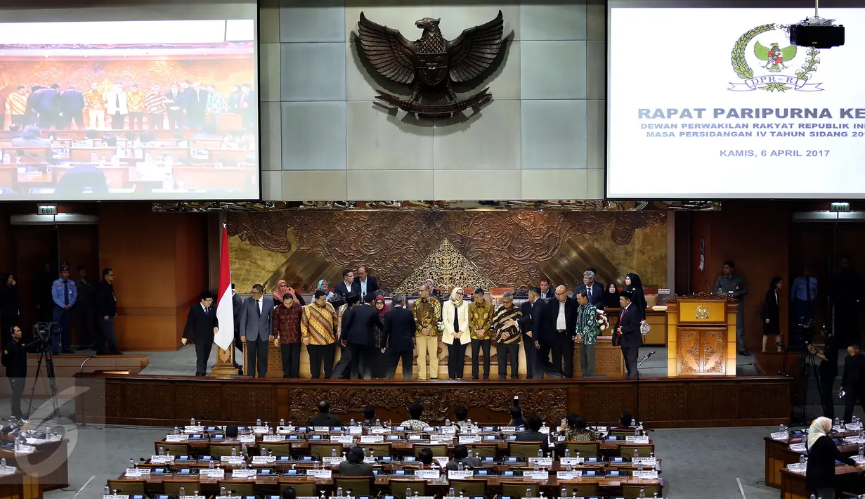 DPR mengesahkan nama tujuh komisioner KPU dan lima komisioner Bawaslu periode 2017-2022 dalam rapat paripurna di kompleks parlemen, Senayan, Jakarta, Kamis (6/4). Rapat paripurna ini dipimpin Wakil Ketua DPR, Taufik Kurniawan. (Liputan6.com/Johan Tallo)