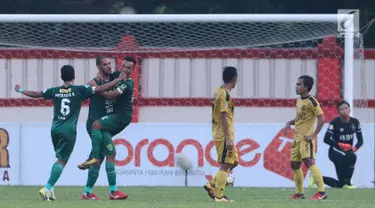 Pemain Persebaya merayakan gol David Aparecido Da Silva (kedua kiri) saat melawan Bhayangkara FC pada lanjutan Go-Jek Liga 1 Indonesia bersama Bukalapak di Lapangan PTIK, Jakarta, Rabu (11/7). Laga berakhir imbang. (Liputan6.com/Helmi Fthriansyah)