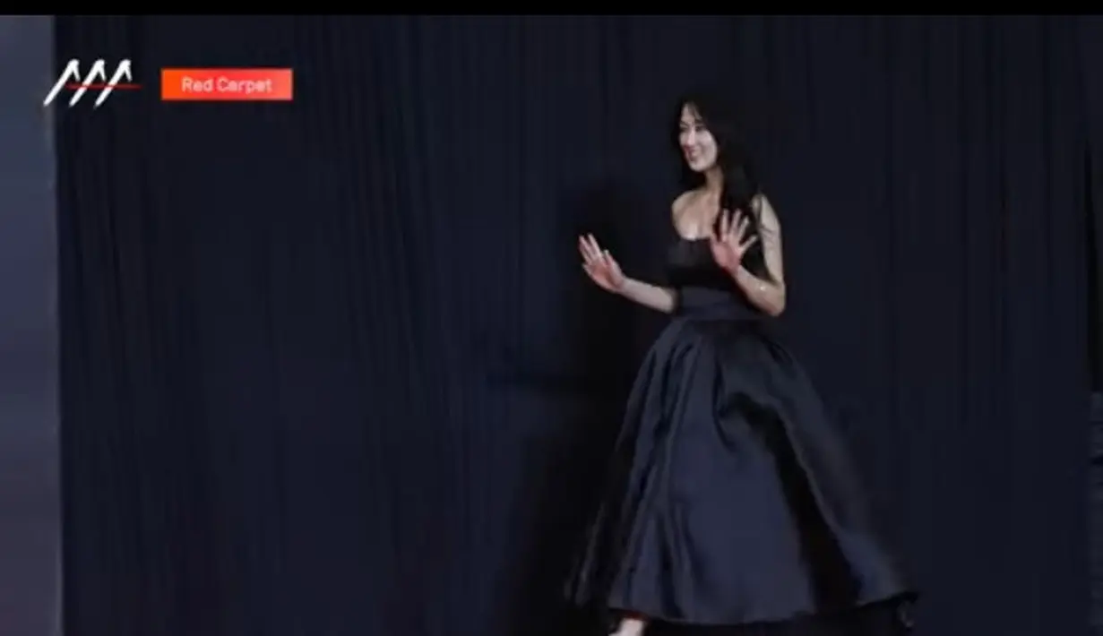 Sementara itu, Hye Yoo mengenakan gaun hitam strapless hitam. Tampilannya pun tampak elegan. [YouTube]