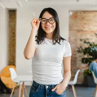 ilustrasi perempuan bahagia mencintai diri sendiri/Inside Creative House/Shutterstock