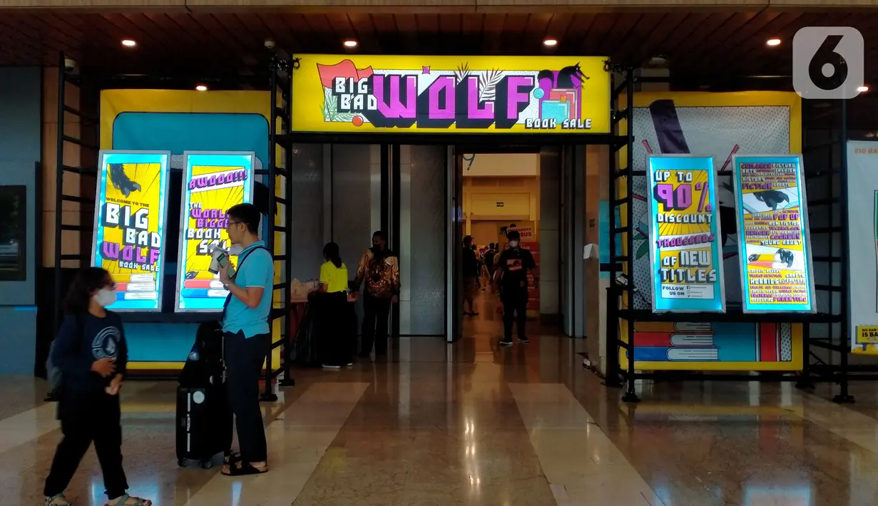 Pengunjung mengunjungi Bazar Buku Internasional "Big Bad Wolf Books" (BBW) di ICE BSD City Hall 9-10, Tanggerang, Jumat (25/11/2022). Bazar buku ini berlangsung pada 25 November hingga 5 Desember 2022 dan menghadirkan jutaan buku internasional juga dalam negeri dari semua genre. (Liputan6.com/Magang/Aida Nuralifa)