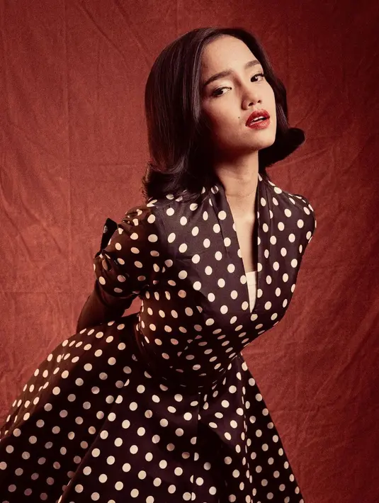 Vibes lawas juga terlihat begitu kuat dalam pemotretan tersebut. Meski tampil dengan gaya era 50-an, namun Fuji tetap terlihat memesona. (Liputan6.com/IG/@fuji_an)