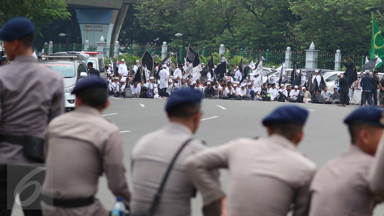 20161104-Pendemo Gelar Salat Jumat di Merdeka Barat-Jakarta
