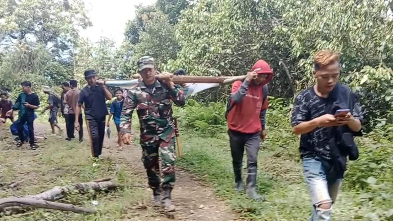 Warga Ditandu
