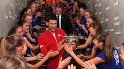 Petenis Serbia, Novak Djokovic, disambut ball girls setelah menjadi juara Prancis Terbuka 2016 dengan mengalahkan Andy Murray dalam final di Roland Garros, Paris, (5/6/2016). (Reuters/Nicolas Gouhier/FFT/Pool)