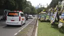 Mobil ambulans membawa jenazah Probosutedjo menuju Bandara Halim Perdanakusuma, Jakarta, Senin (26/3). Tampak iring-iringan panjang dari mobil pengantar yang hendak mengiringi almarhum ke bandara. (Liputan6.com/Arya Manggala)
