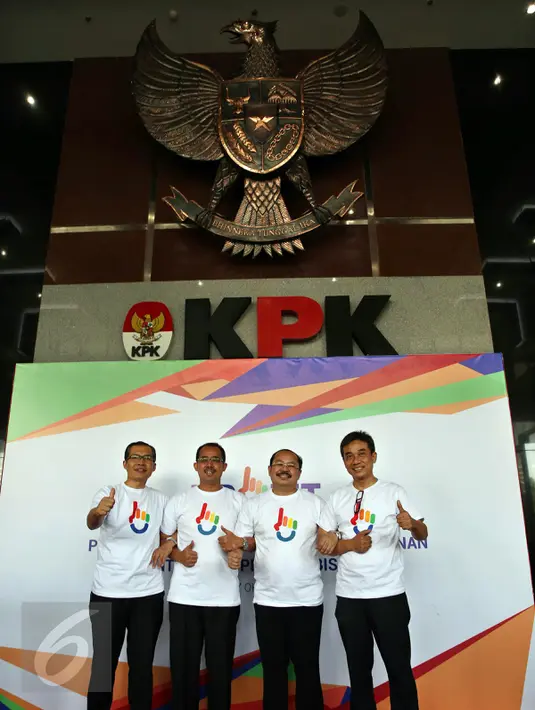 Wakil Ketua KPK Alexander Marwata, Dirjen Bea Cukai Heru Pambudi, Ketua Ombudsman RI Amzulian Rifai dan Dikyanmas KPK, Sujanarko berpose di logo PROFIT (Profesional berintegritas) di Gedung baru KPK, Jakarta, Senin (17/10). (Liputan6.com/Johan Tallo)