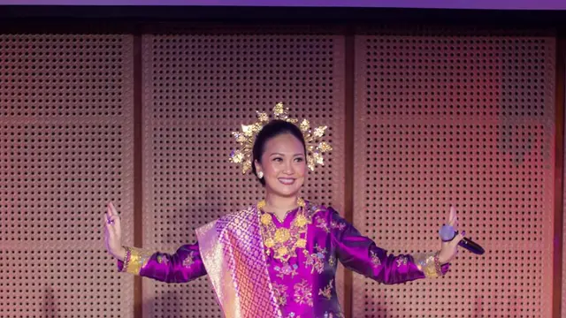 Potret Cantik Nola B3 Pakai Baju Kuruang yang Anggun dalam Konser Kenangan untuk Elly Kasim. (instagram/riafinola)
