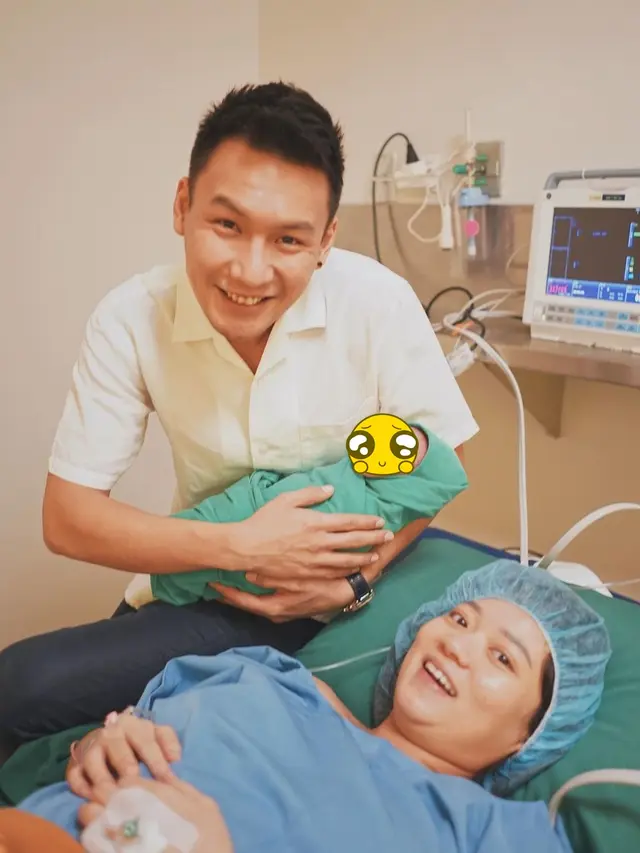 Rayakan 1 Bulanan Anak, Ini 8 Potret Fendy Chow jadi Ayah Siaga
