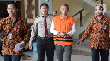 Komisioner KPU Wahyu Setiawan (rompi tahanan) berjalan keluar seusai menjalani pemeriksaan di gedung KPK, Jakarta, Rabu (15/1/2020). Wahyu Setiawan diperiksa perdana setelah ditetapkan sebagai tersangka terkait dugaan penerimaan suap penetapan anggota DPR terplih 2019-2020. (merdeka.com/Dwi Narwoko)