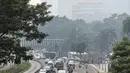 Sejumlah kendaraan melintas di Jalan Sudirman, Jakarta, Rabu (20/7/2022). Dinas Lingkungan Hidup (DLH) DKI Jakarta menyatakan sebanyak 75 persen polusi udara di Ibu Kota berasal dari emisi kendaraan bermotor roda dua dan roda empat. (Liputan6.com/Faizal Fanani)