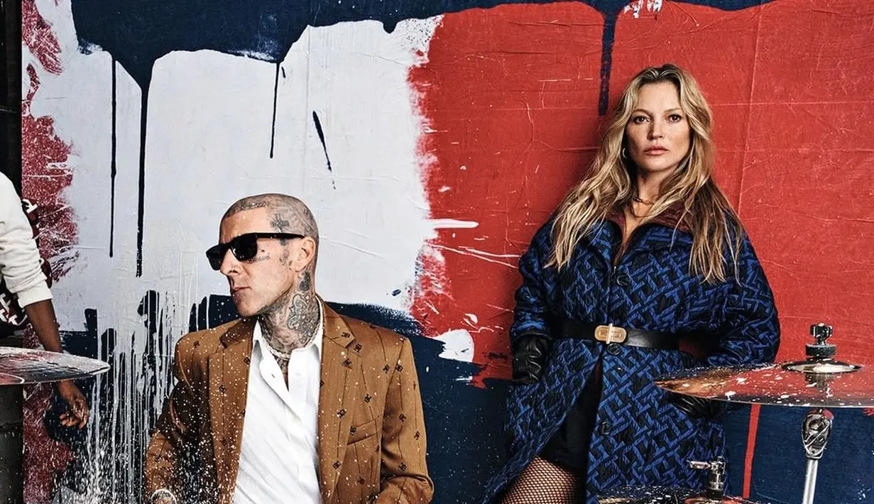 Travis Barker tampil di show Tommy Hilfinger yang terinspirasi Andy Warhol (IG @tommyhilfiger)