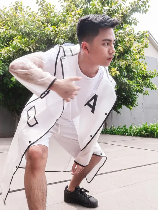 Rupanya kaus berwarna putih menjadi andalan busana pria 20 tahun tersebut. Kali ini ia tampak mengenakan kaus putih yang dipadukan dengan celana pendek senada. Terlebih jaket transparan yang dipakai Brandon, membuatnya makin keren.(Liputan6.com/IG/@brandon_lilhero)