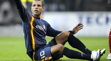 Sevilla&#039;s Luis Fabiano Clemente gestures from the ground during their UEFA Cup group C football match against Standard de Liege in Liege on November 06, 2008. AFP PHOTO JOHN THYS 