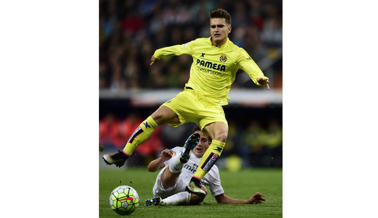 Pemain Real Madrid, Lucas Vazquez, mencoba menghalau bola dari kejaran pemain Villarreal, Samuel Castillejo, pada lanjutan La Liga Spanyol di Stadion Santiago Bernabeu, Madrid, Rabu (20/4/2016) atau Kamis dini hari WIB. (AFP/Pierre-Philippe Marcou)