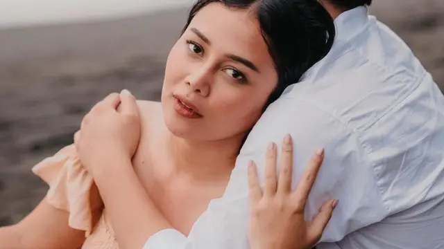 Mutia Ayu Unggah Foto Mesra Bareng Pria, Ini 6 Potretnya