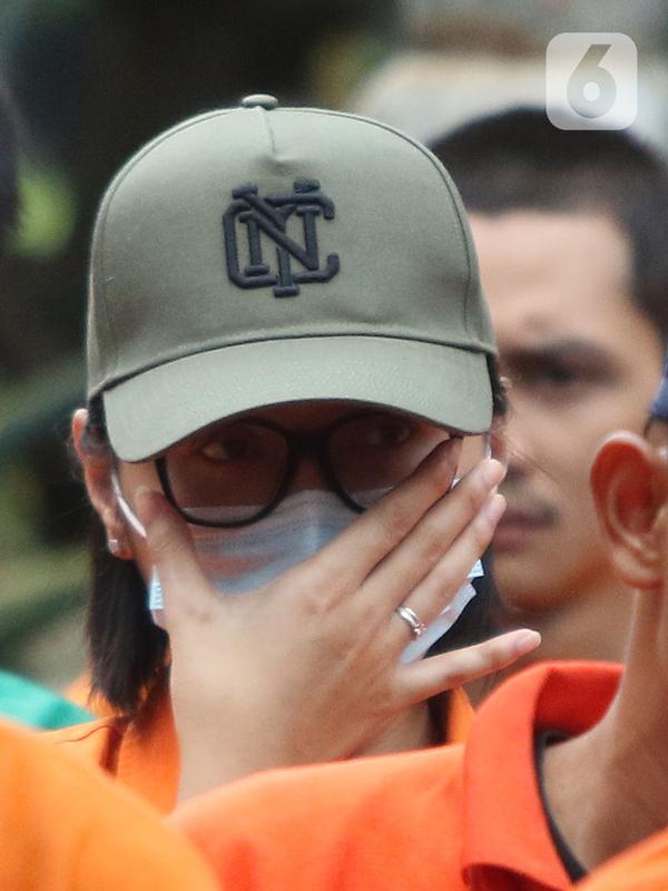 Tersangka yang juga selebgram Lucinta Luna dihadirkan dalam rilis pemusnahan narkoba di Mapolda Metro Jaya, Rabu (19/2/2020). Barang bukti merupakan hasil temuan dijajaran Polres selama Januari 2020 seperti sabu, ganja, esktasi, heroin, happy five dan gorilla. (Liputan6.com/Herman Zakharia)