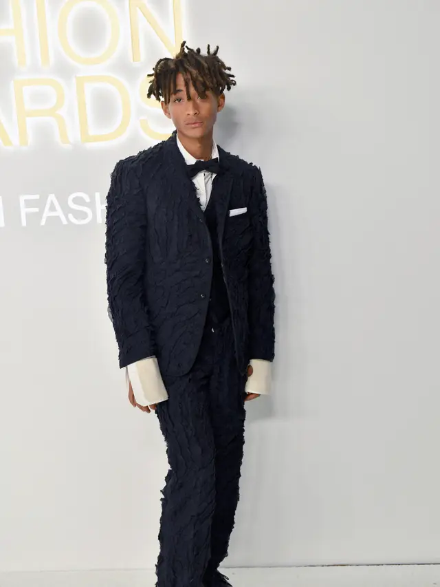 Gaya Keren Jaden Smith Pakai Tuksedo Hitam di CFDA Awards 2022