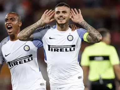 Pemain Inter Milan, Mauro Icardi (kanan) merayakan golnya ke gawang AS Roma pada lanjutan Serie A di Olympic Stadium, Roma (26/8/2017). Inter menang 3-1. (Riccardo Antimiani/ANSA via AP)