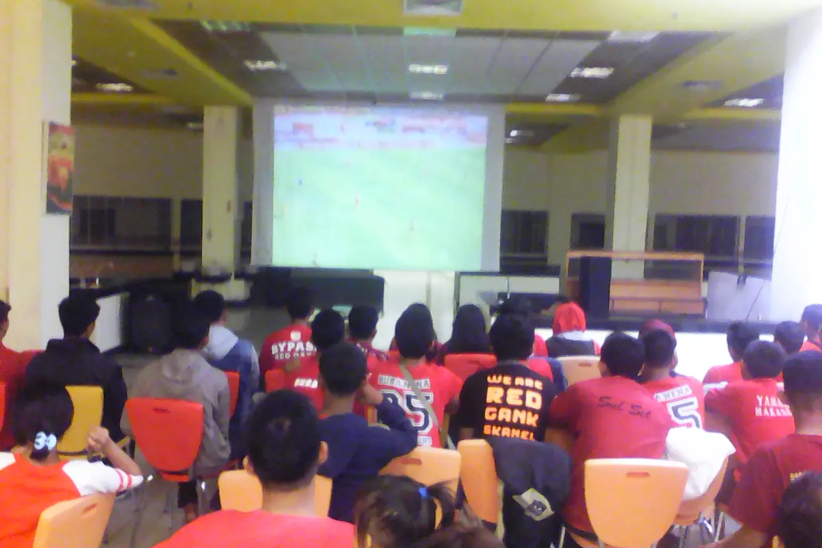 Suporter PSM Nonton Bareng