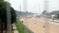 Suasana pembangunan Jalan Tol Serpong-Cinere yang melintasi wilayah Serpong (Jombang), Serua, Ciputat, Pamulang, dan Pondok Cabe/Cinere di Tangerang Selatan, Selasa (31/3/2020). (merdeka.com/Dwi Narwoko)