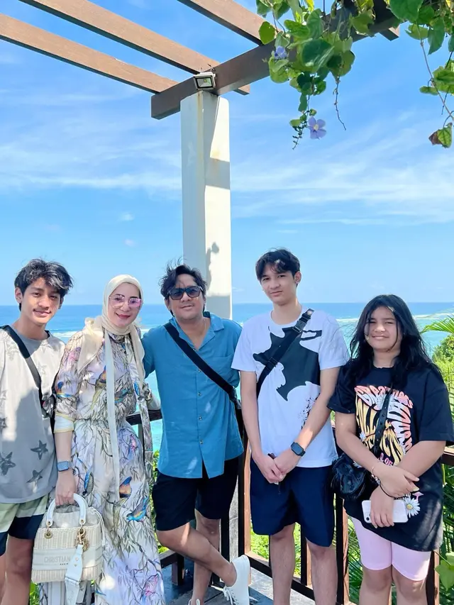 7 Momen Liburan Andre Taulany di Bali, Tampil Mesra Bersama Istri