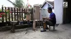 Keterbatasan fisik tidak menghalangi seorang difabel di Jember, Jawa Timur, untuk berkarya dan berguna bagi sesama.