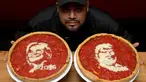 Chief Cook, Fabian Martinez berpose dengan pizza bergambar wajah calon presiden AS dari Partai Republik, Donald Trump dan rivalnya dari Partai Demokrat, Hillary Clinton di Giordano Pizzeria, Chicago, Selasa (27/9). (REUTERS / Jim Young)