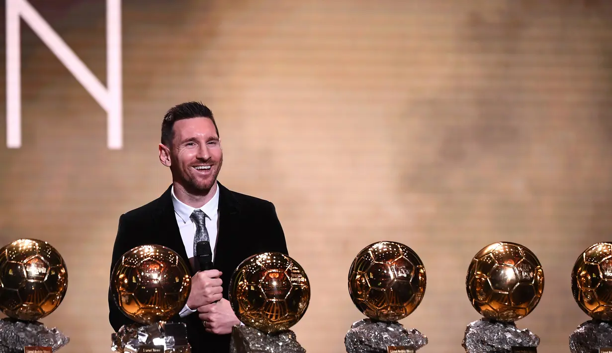 Lionel Messi. Legenda Barcelona yang kini hijrah ke PSG merebut trofi Ballon d'Or sebanyak 6 kali pada edisi 2009 hingga 2012, 2015 dan terakhir pada edisi 2019. Pada edisi 2021 ini La Pulga berpeluang merebut trofi ketujuhnya usai menjuarai Copa America 2021 bersama Argentina. (AFP/Franck Fife)