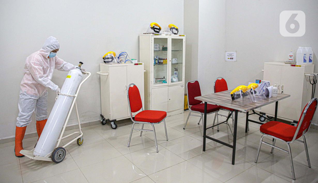 Petugas mengenakan hazmat saat menyiapkan tabung oksigen di Tower 8 Wisma Atlet Pademangan, Jakarta, Selasa (15/6/2021). Tower 8 Wisma Atlet Pademangan bisa menampung 1.569 pasien untuk isolasi. (Liputan6.com/Faizal Fanani)
