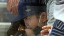 Seorang anak melakukan tes GeNose COVID-19 di Stasiun Pasar Senen, Jakarta, Sabtu (1/5/2021). Calon penumpang KA jarak jauh yang menggunakan hasil tes GeNose C19, wajib menunjukkan hasil negatif yang sampelnya diambil maksimal 1 x 24 jam sebelum keberangkatan. (Liputan6.com/Helmi Fithriansyah)