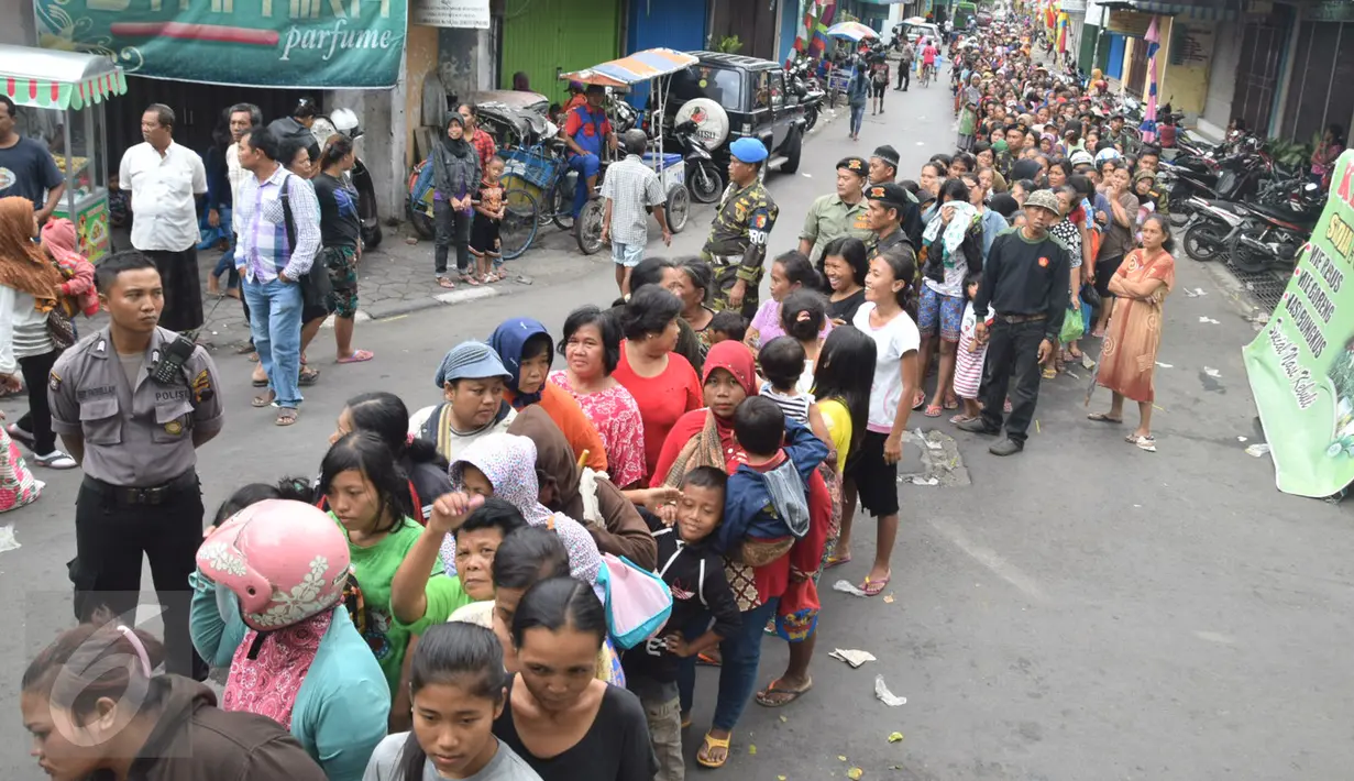 Warga mengantre untuk mendapatkan daging kurban  di jalan Kauman Semarang,Jawa Tengah, Senin (12/9). Panitia kurban membagikan lebih dari 5.000 paket daging kepada warga. (Liputan6.com/Gholib)