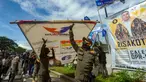 Petugas gabungan yang terdiri dari Satpol PP, Polresta Depok, dan Panwaslu menertibkan alat peraga kampanye (APK) Pemilu 2024 di Jalan Margonda Raya, Kota Depok, Jawa Barat, Rabu (24/1/2024). (merdeka.com/Arie Basuki)