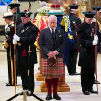 Empat anak Ratu Elizabeth II melaksanakan tradisi Vigil of The Princes di Katedral St. Giles, Skotlandia. (dok. Jane Barlow / POOL / AFP)
