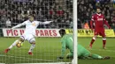 Pemain Swansea City, Martin Olsson (kiri) menghalau bola dari mulut gawang saat melawan Liverpool pada lanjutan Premier League di Liberty Stadium, Swansea, (22/1/2018). Liverpool kalaj dari Swansea 0-1.  (Nick Potts/PA via AP)