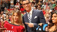 Cristiano Ronaldo mendapatkan jersey Miami Heat bernomor 7, bertuliskan namanya (foto: The Sun)