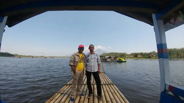 Nampak dua pengunjung lokal Garut menikmari panorama situ Bagendit di atas rakit bambu