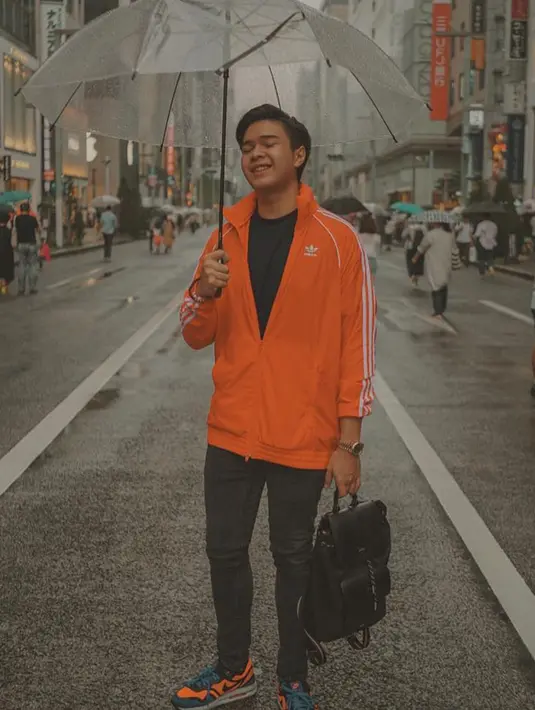 Liburan ke Negeri Sakura, Jeje tetap terlihat keren meski cuaca sedang turun hujan. (Liputan6.com/IG/jejesoekarno)