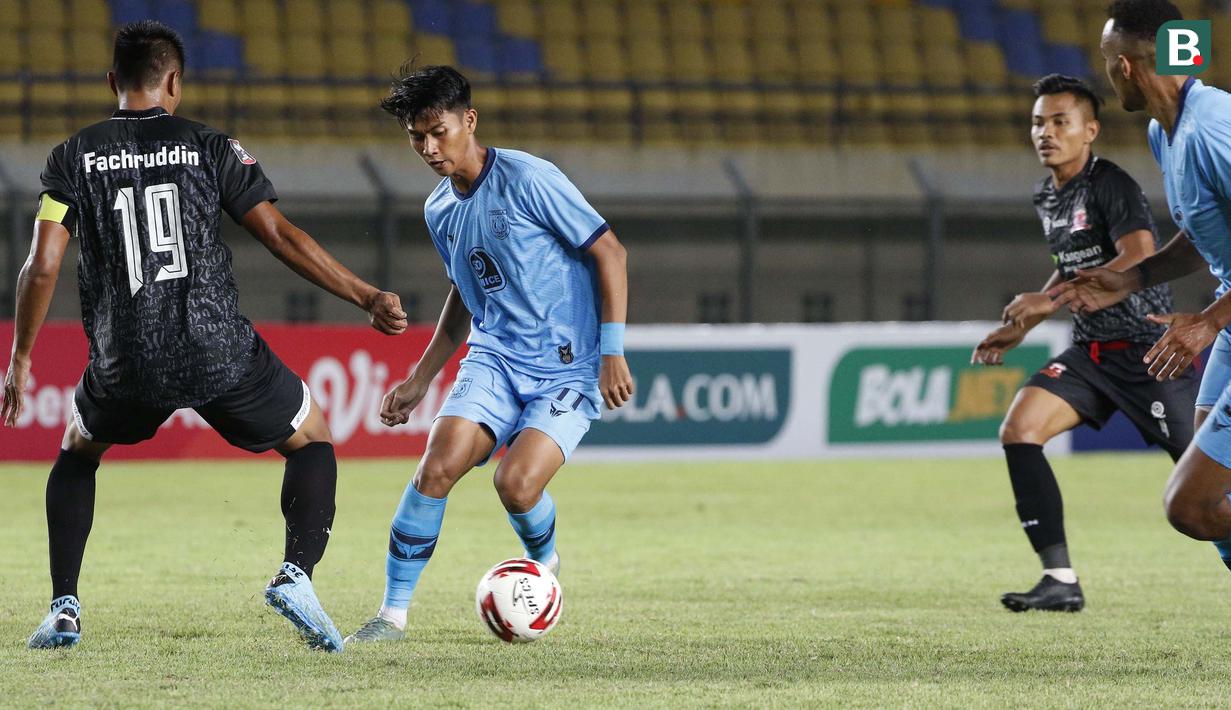 Gelandang Persela Lamongan, Nasir (kedua dari kiri) berusaha melewati pemain Madura United, Fachrudin Wahyudi Ariyanto dalam laga matchday ke-3 Grup C Piala Menpora 2021 di Stadion Si Jalak Harupat, Bandung, Kamis (1/4/2021). Persela bermain imbang 1-1 dengan Madura United. (Bola.com/Ikhwan Yanuar)
