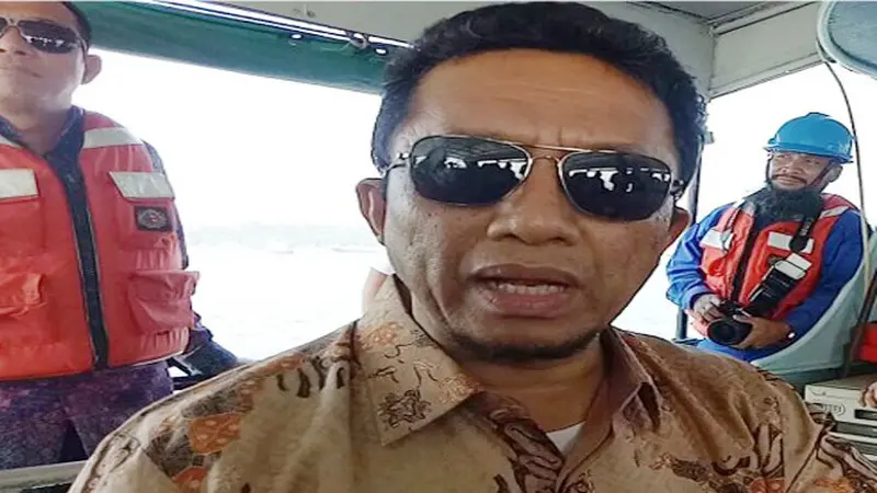 Anggota Komisi VII DPR RI Tifatul Sembiring saat meninjau lokasi kejadian bocornya pipa minyak bawah laut Pertamina di Teluk Balikpapan, Kalimantan Timur.
