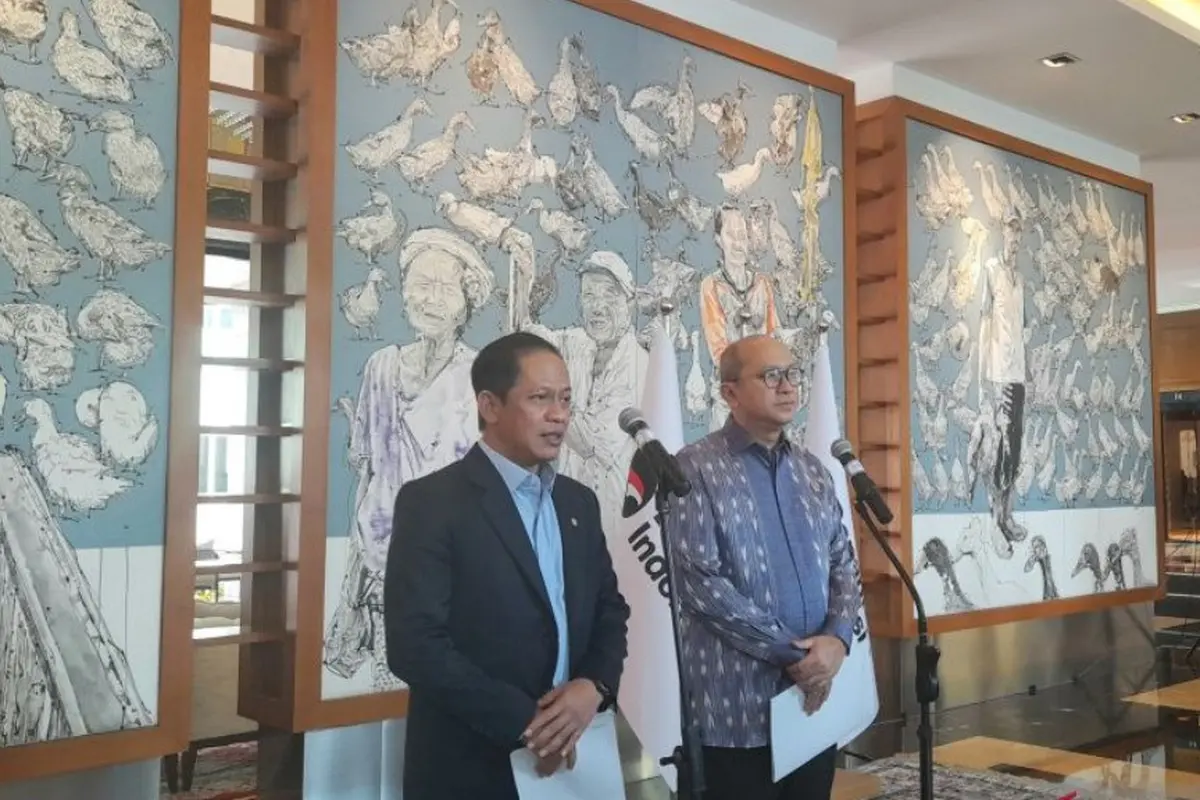 Menteri LH Hanif Faisol Nurofiq serta Menteri Investasi dan Hilirisasi/Kepala BKPM Rosan Roeslani (kanan) dalam konferensi pers terkait investasi PSEL.