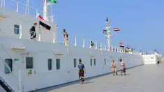 Sebuah gambar yang diambil selama tur terorganisir oleh kelompok Houthi Yaman (di atas kapal) pada tanggal 22 November 2023 menunjukkan kapal kargo Galaxy Leader, yang disita oleh Houthi dua hari sebelumnya, berlabuh di sebuah pelabuhan di Laut Merah,m Provinsi Hodeida, Yaman, dengan bendera Palestina dan Yaman dipasang di atasnya. (AFP)