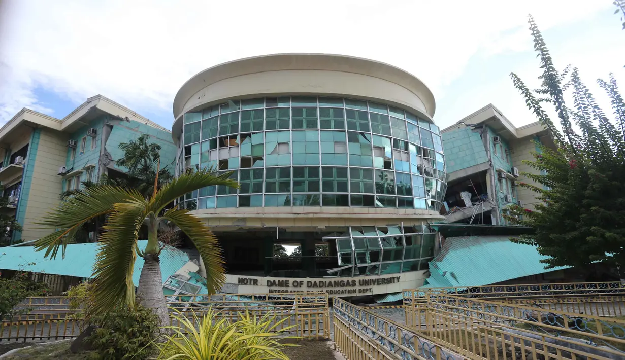Sebuah bangunan rusak akibat gempa bumi di General Santos, Filipina, Senin 8 Juni 2026. (AP Photo)