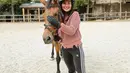 Melalui akun Instagram pribadinya, gadis kelahiran 1996 sempat beberapa kali mengunggah foto ketika dirinya sedang menaiki kuda. Dalam setiap fotonya, Memes tampil sporty dan cantik. (Liputan6.com/IG/@memes_prameswari)