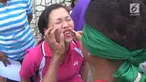 Para tentara di Palopo, Sulawesi Selatan membuat lomba unik dengan merias istri mereka sendiri dengan mata tertutup.