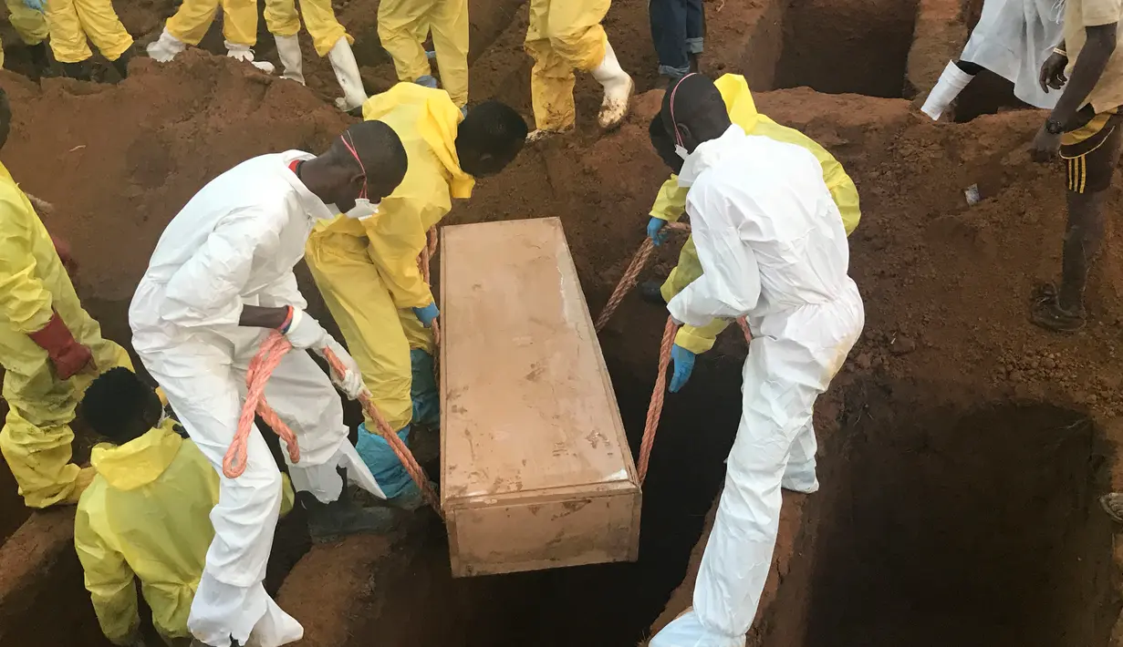 Peti jenazah korban banjir dan tanah longsor saat dimakamkan di sebuah pemakaman di Sierra Leone, Freetown, (17/8). Sedikitnya 312 orang tewas dan lebih dari 2.000 orang kehilangan tempat tinggal mereka. (AP Photo/Manika Kamara)