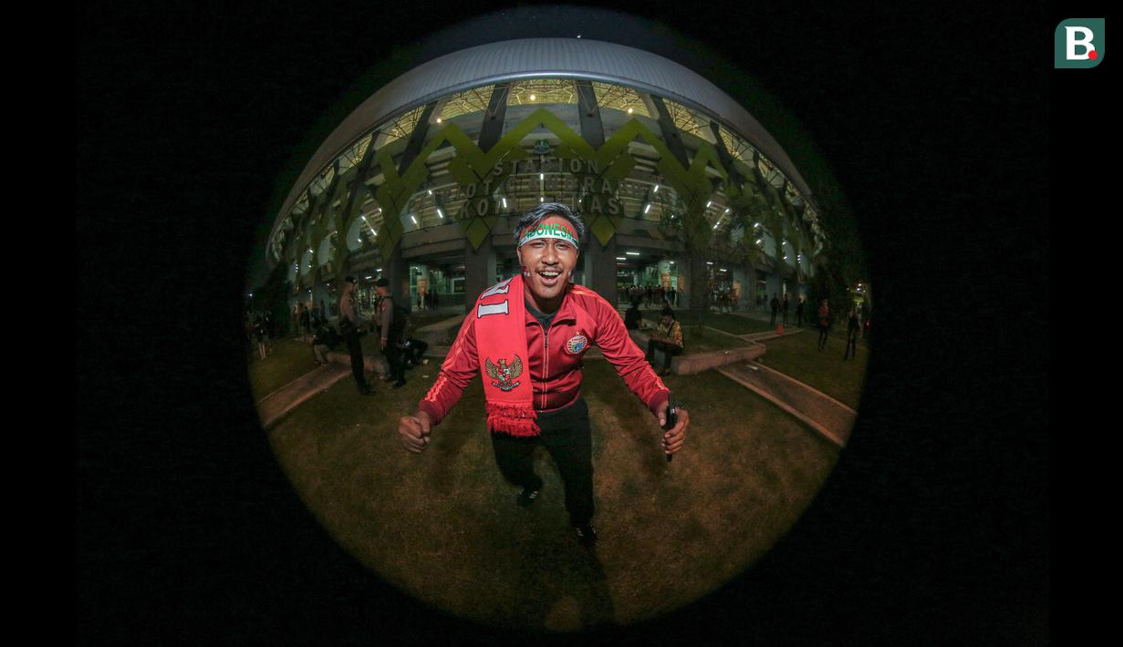 <p>Amar Sidi (25) merupakan seorang suporter asal Bekasi yang datang langsung ke Stadion Patriot Candrabhaga untuk menyaksikan Timnas Indonesia U-19. Begini tanggapan pria yang berprofesi sebagai pegawai swasta tersebut: "Menurut saya ada kemajuan yang pesat saat Timnas Indonesia U-19 dipegang oleh Shin Tae-yong dan saya yakin timnas ini bakalan juara di AFF U-19 2022 ini." (Bola.com/Bagaskara Lazuardi)</p>