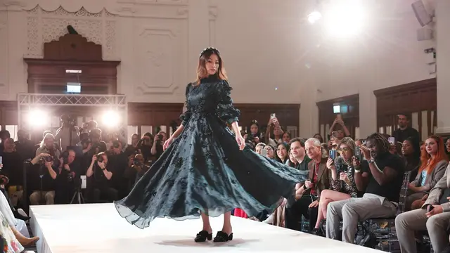 Brand Modest Indonesia Pertama di London Fashion Week, Wearing Klamby Sukses Pamerkan Koleksi Busananya