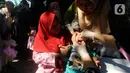 Vaksinasi polio diberikan secara oral atau tetes sehingga tidak menimbulkan efek samping pada balita seperti badan menjadi panas atau demam. (merdeka.com/Arie Basuki)